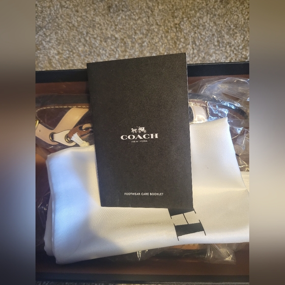 COACH Beechwood, Saddle and Chalk Sandals. Size 5 - Picture 7 of 9